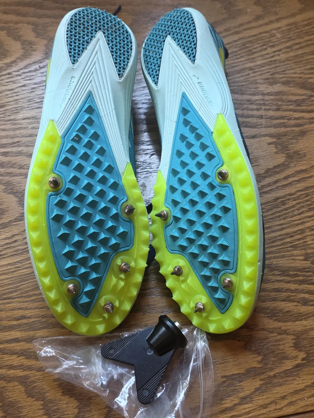 Brooks Carpe Runem Mach 18 Running Track Spiked Shoes in Teal & Yellow Sz 7.5